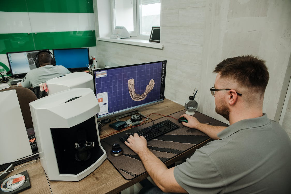 Person looking at jaw imaging on a computer